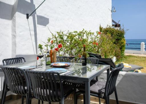 Newly Renovated 2 Bedroom Beachfront House Sitio de Calahonda Dış mekan fotoğraf