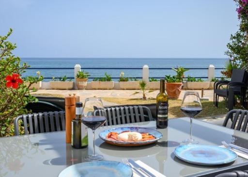 Newly Renovated 2 Bedroom Beachfront House Sitio de Calahonda Dış mekan fotoğraf